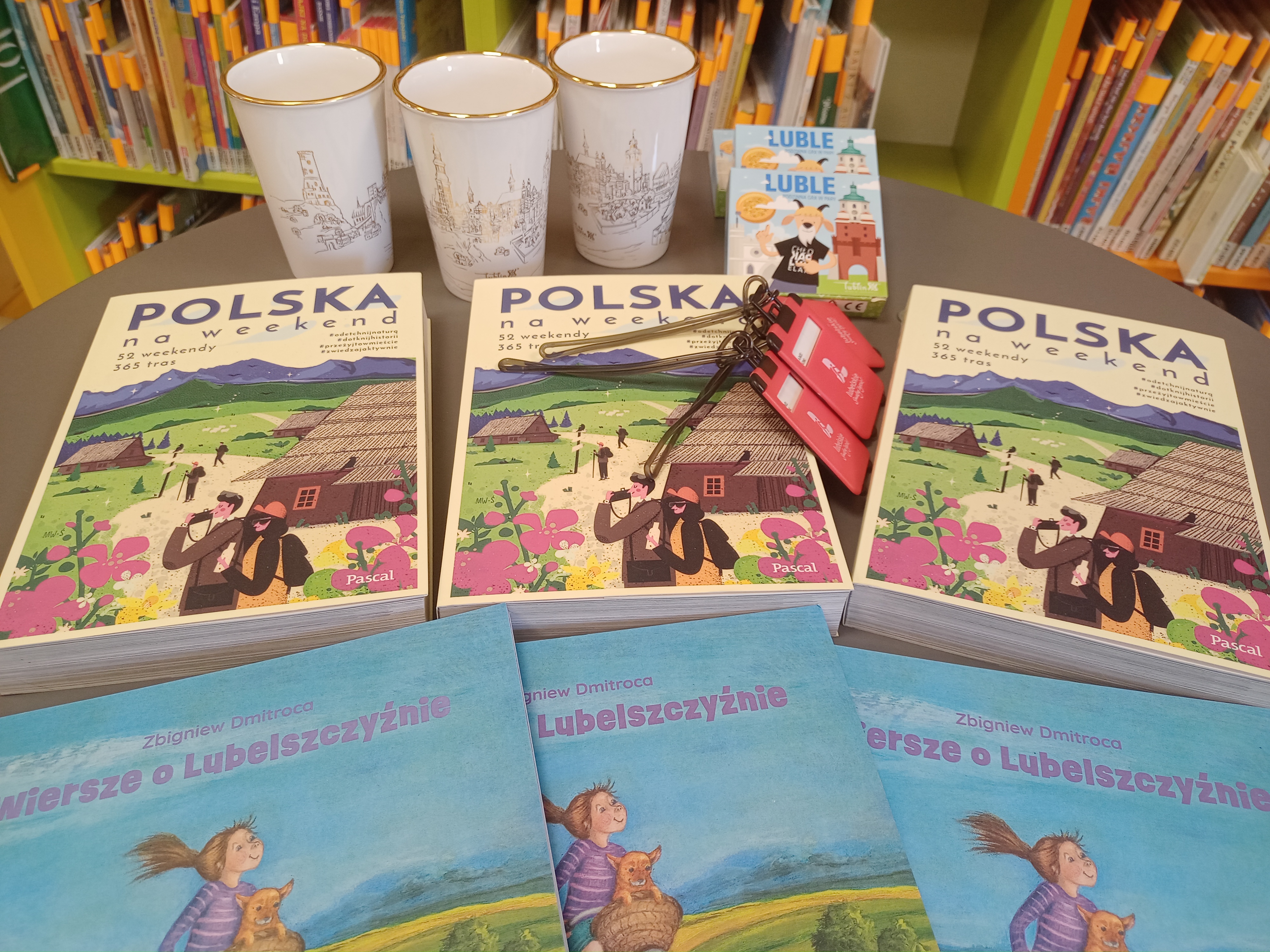 Nagrody w konkursie: 3 książki "Polska na weekend", 3 książki "Wiersze o Lubelszczyźnie", 3 kubki z grafiką panoramy lubelskiej, 3 gry karciane i 3 zawieszki do walizki.